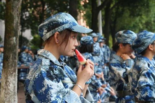 军训女吃瓜,揭秘军营里的欢乐时光