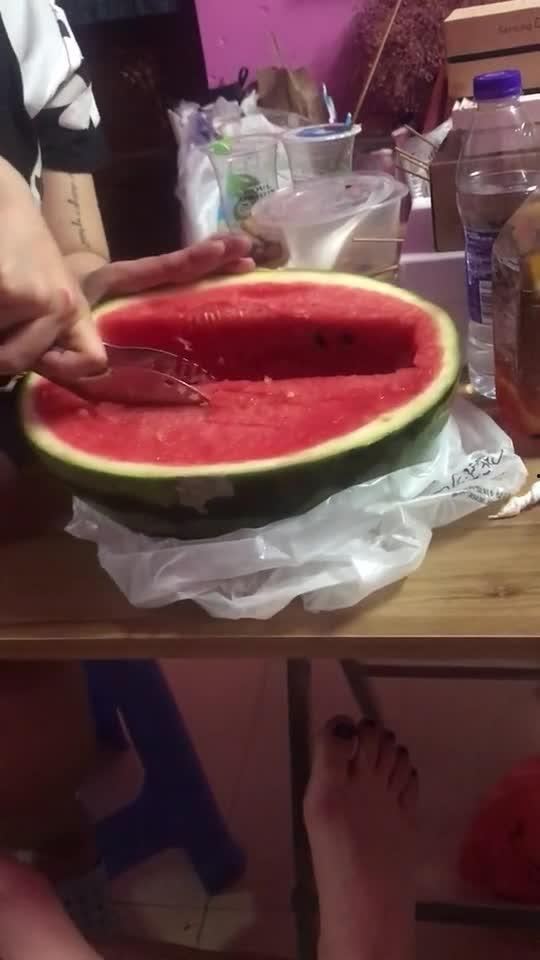 寝室扎堆吃瓜,揭秘宿舍里的“吃瓜”文化