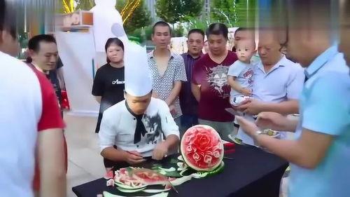 摆摊帅哥吃瓜图片,悠闲吃瓜成风景