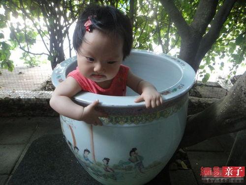 搞笑宝宝吃瓜图片,萌态百出萌化人心